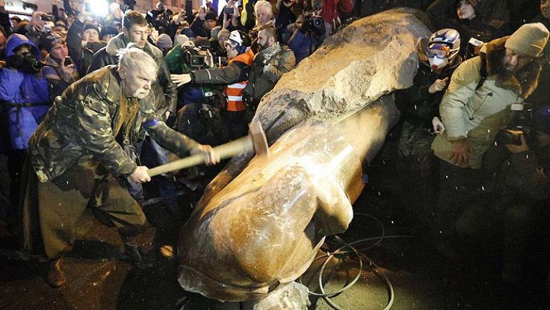 Manifestantes ucranianos derriban y destrozan una estatua de Lenin en Kiev