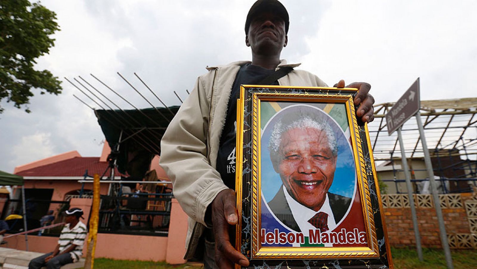 Telediario 1: Los niños de Soweto despiden al 'tata' Mandela  | RTVE Play