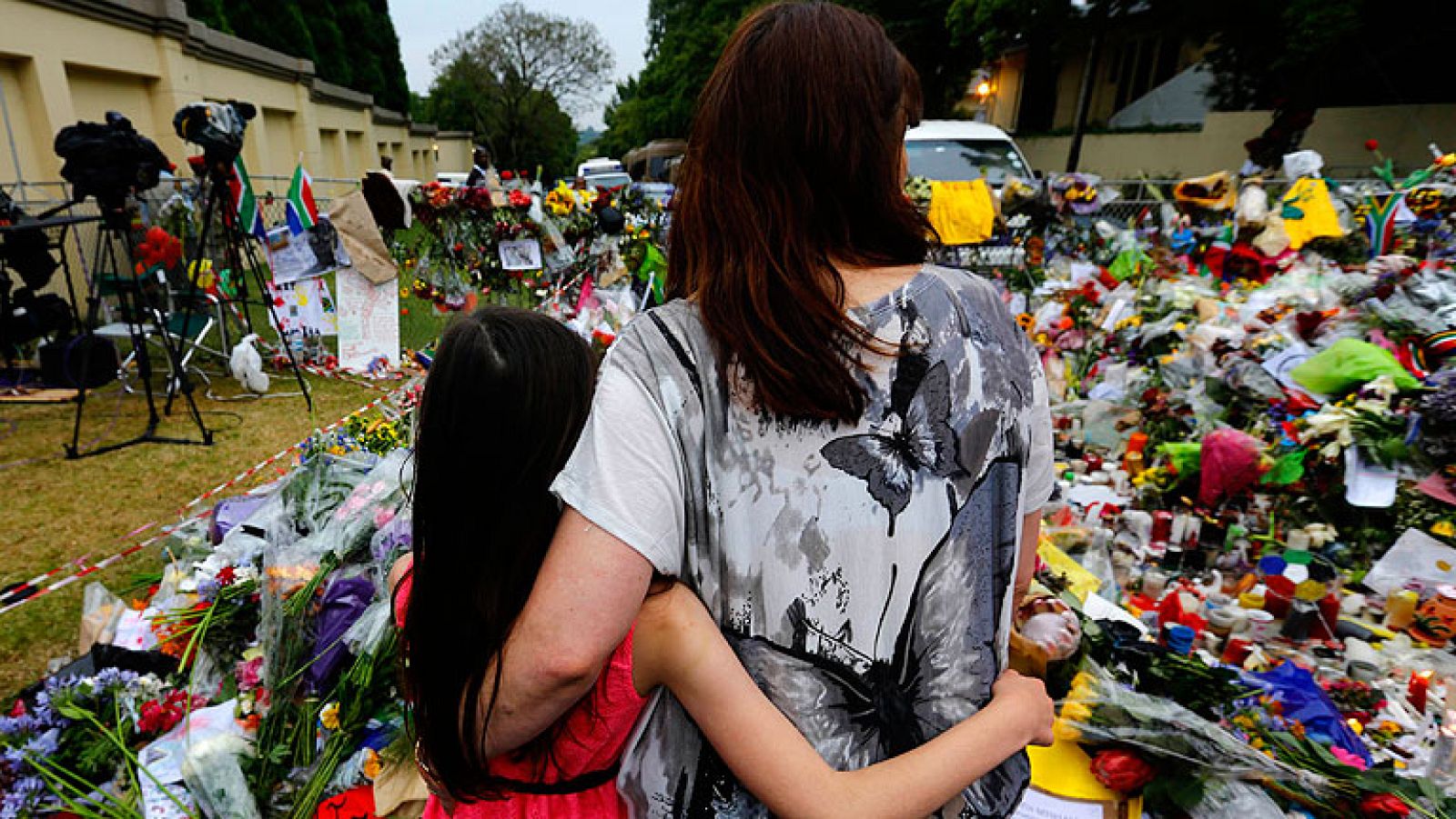  Soweto era uno de los guetos en los que se hacinaba la población negra durante el apartheid. En estos 20 años, el barrio ha cambiado mucho, pero sigue habiendo problemas de pobreza y delincuencia. Pero allí, el recuerdo de Mandela está más vivo que nunca y por eso la calle en la que vivió es el símbolo de su lucha contra el racismo.