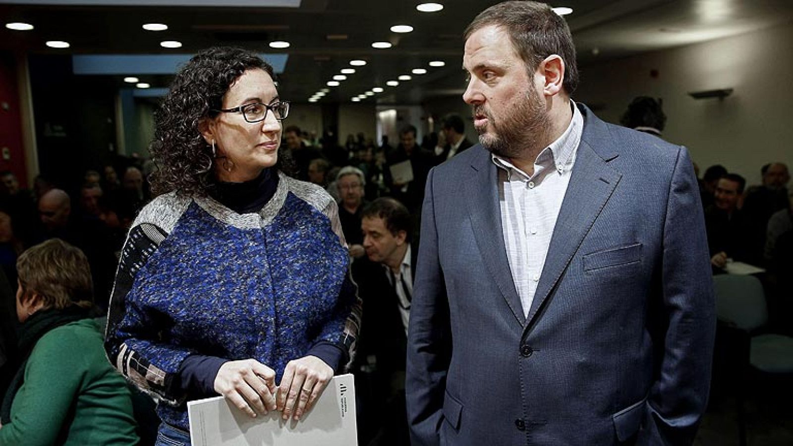 ERC ha lanzado este lunes un toque de atención al presidente de la Generalitat, Artur Mas, le ha instado a iniciar esta misma semana las negociaciones para pactar la pregunta y la fecha de la consulta soberanista y le ha advertido que su partido animará a la ciudadanía a protestar y hacer "una demostración de fuerza ante "una pregunta que sea un fraude". Según ha indicado la portavoz de ERC, Anna Simó, en la rueda de prensa posterior a la reunión de la comisión permanente de su partido, el presidente catalán, Artur Mas, debería convocar lo antes posible una reunión de líderes políticos para acordar la pregunta, y ha hecho un llamamiento a la ciudadanía "para que sea consciente de su fuerza y exija a los partidos que cumplan los compromisos adquiridos".