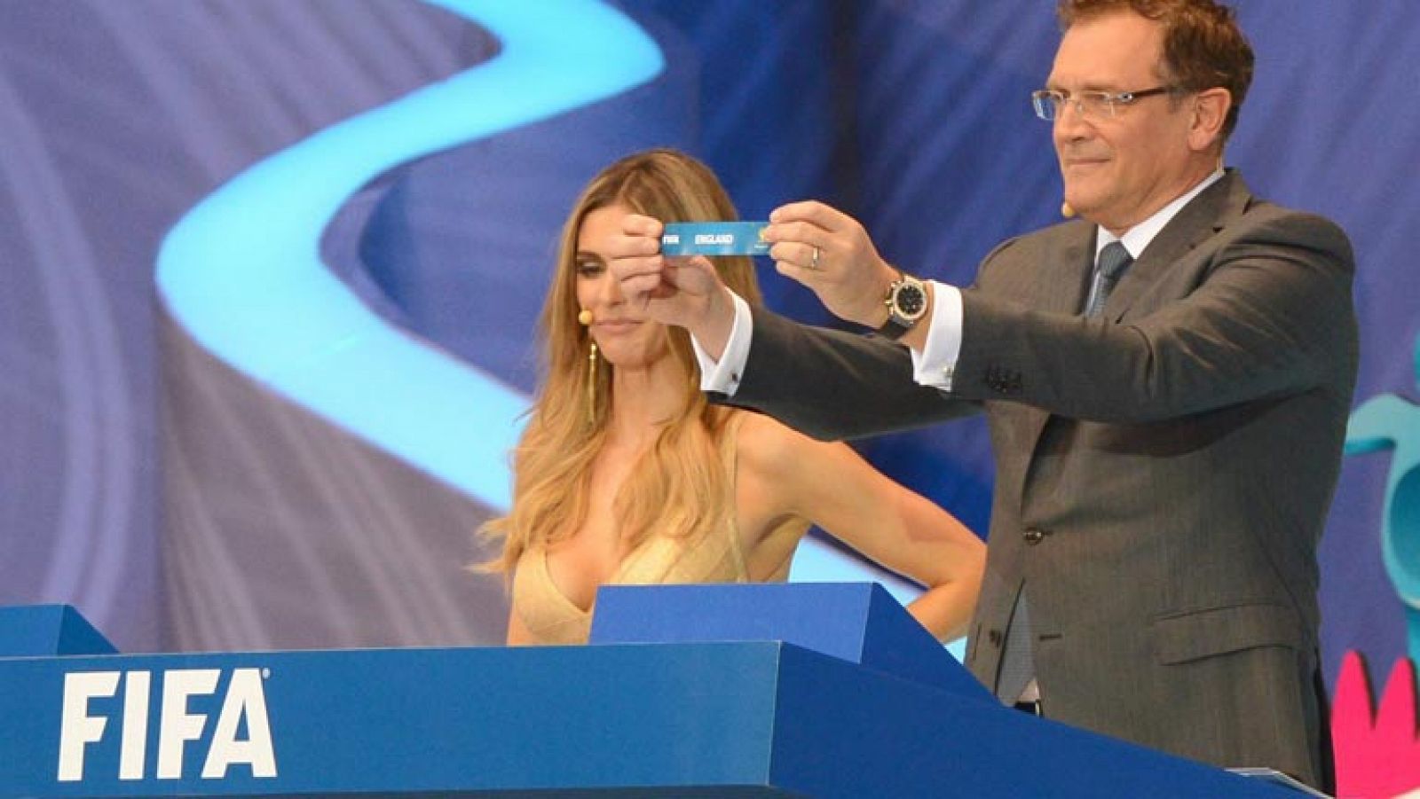 Telediario 1: Suspicacias en torno al sorteo del Mundial 2014 | RTVE Play