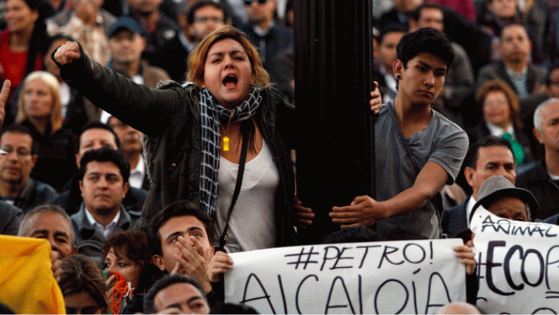   Miles de personas se han congregado en la Plaza de Bolívar para apoyar al destituido alcalde de Bogotá, Gustavo Petro.