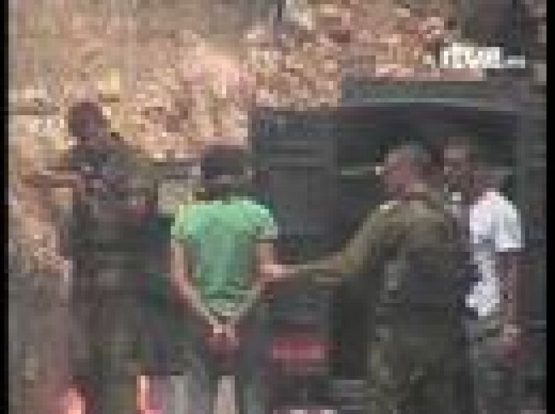  La organización israelí no gubernamental Betselem ha difundido  un vídeo en el que aparece un soldado del Ejército israelí disparando a un detenido palestino maniatado y con los ojos vendados a corta distancia. El civil palestino resultó herido en un pie.