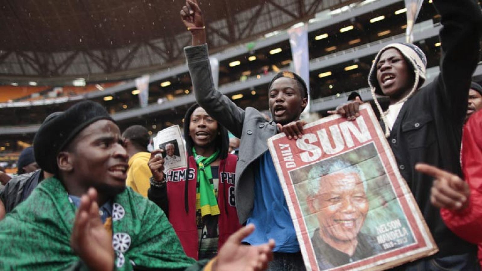Miles de sudafricanos cantan y bailan bajo los paraguas en homenaje a Mandela