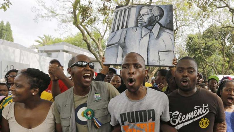 Centenares de sudafricanos cantan en las calle en homenaje a Madiba 