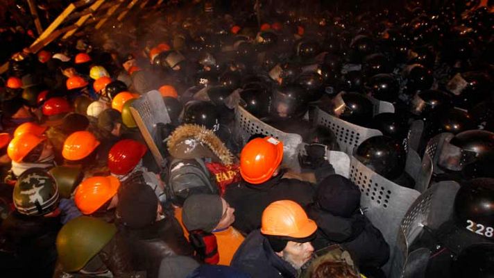 La policía desaloja a los manifestantes en Kiev en plena visita de Ashton