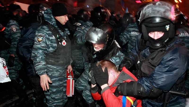 La Policía vuelve a desalojar a los manifestantes en la Plaza de la Independencia en Kiev