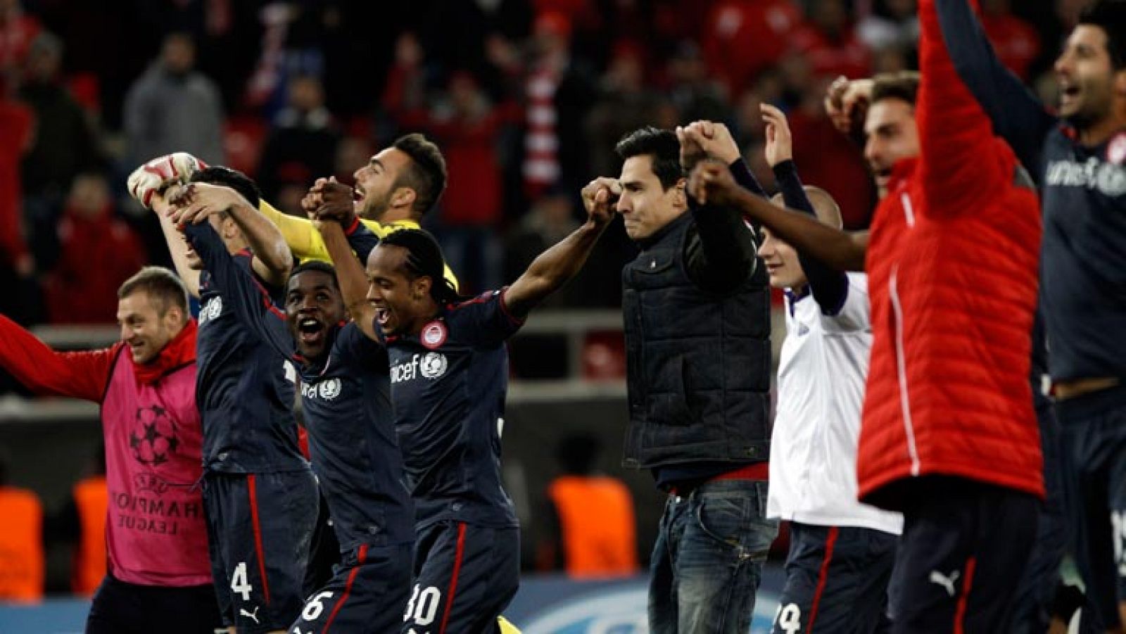 Telediario 1: Olympiakos y Leverkusen logran plaza de octavos | RTVE Play