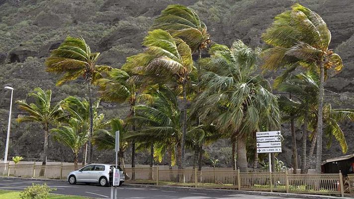 Telediario 1 - La Palma, la isla más afectada por el temporal, sufre un corte general de luz