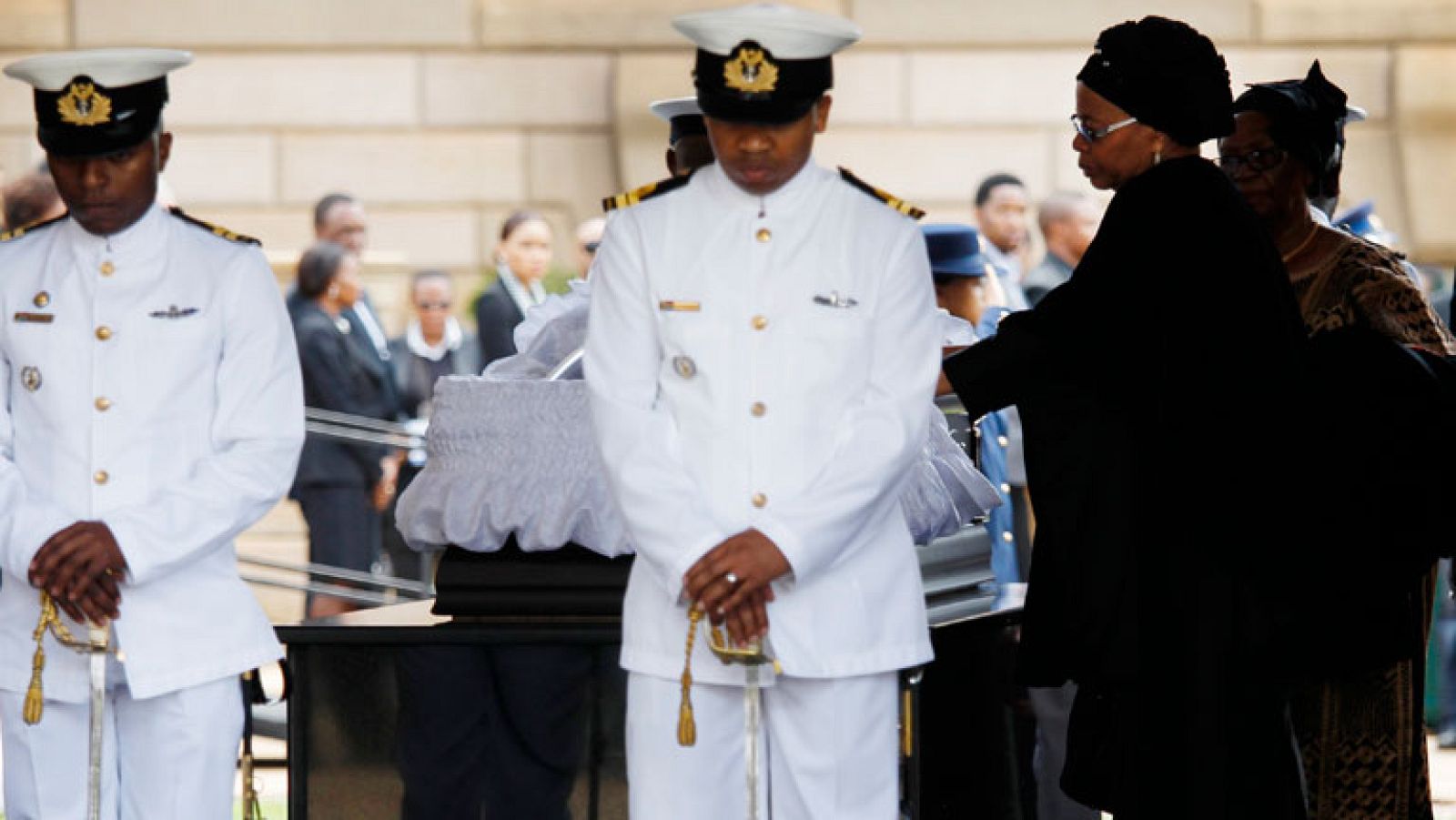 El féretro de Nelson Mandela yace ya en la capilla ardiente del Union Buildings en Pretoria