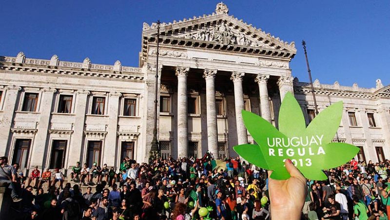 Uruguay se convierte en el primer país que legaliza la producción y venta de marihuana