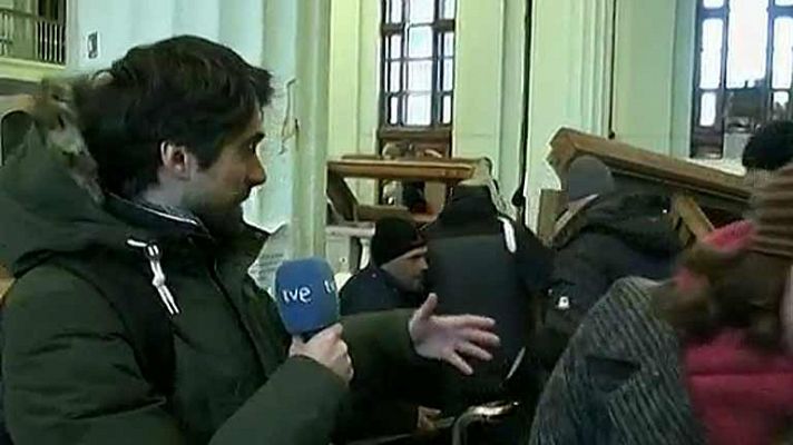 Informativo 24h - Los manifestantes ucranianos se atrincheran en el Ayuntamiento de Kiev, preparados para un asalto policial