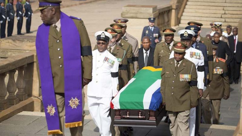 La capilla ardiente de Mandela se instala en Pretoria  