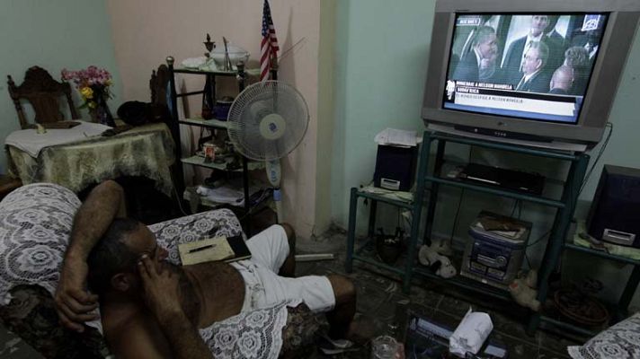 Telediario 1 - Saludo de Obama y Castro