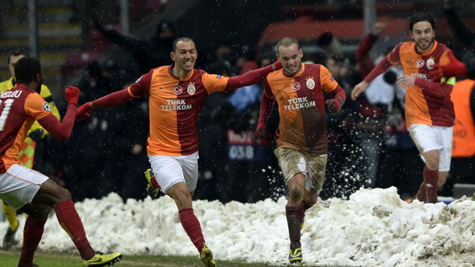 El Galatasaray turco acompañará al Real Madrid como representante del Grupo B de la Champions League en el bombo de octavos de final. El conjunto turco se impuso por 1-0 a la Juventus de Turín en la reanudación del partido suspendido este martes por la nieve. 