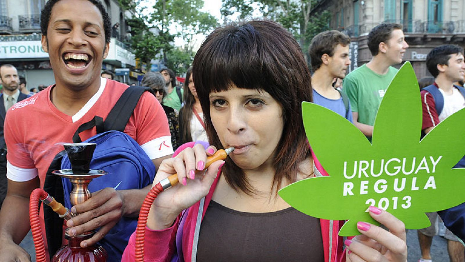 Telediario 1: Uruguay se convierte en el primer país que legaliza la producción y venta de marihuana | RTVE Play