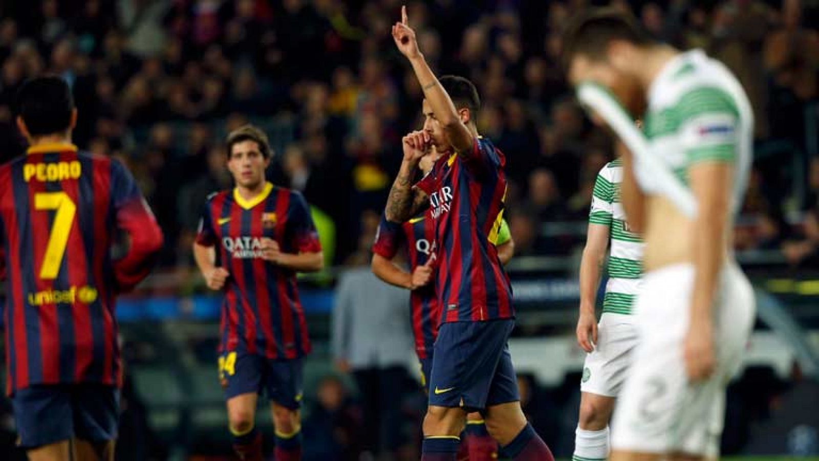 El delantero del Barcelona Cristian Tello ha marcado el 6-0 de su equipo ante el Celtic de Glasgow, con la ayuda de un defensor escocés, en quien ha pegado el balón antes de alojarse en la portería. 