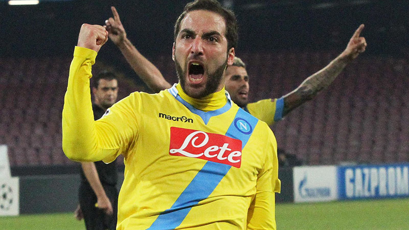 El Nápoles se ha quedado a las puertas de la clasificación con su triunfo sobre el Arsenal gracias a los goles de Higuaín y Callejón. Sin embargo, el triunfo del Dortmund le deja fuera de octavos.