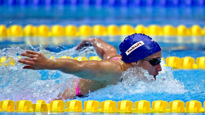 La nadadora española Mireia Belmonte ha conseguido este jueves su  primera medalla en los Campeonatos de Europa de Piscina Corta, que se  están celebrando en la localidad danesa de Herning, tras ganar, con  récord de Europa incluido, los 200 metros m