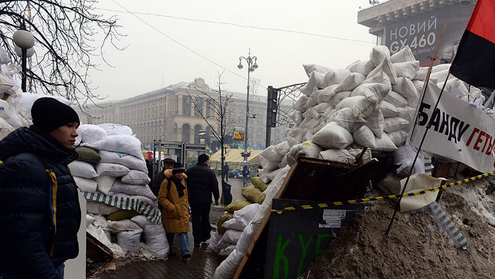  La Unión Europea (UE) ha aceptado este jueves entablar un proceso de consultas con Ucrania sobre la aplicación del acuerdo de Asociación y libre comercio negociado con el país, tras haber recibido de Kiev la promesa de que será firmado "pronto".