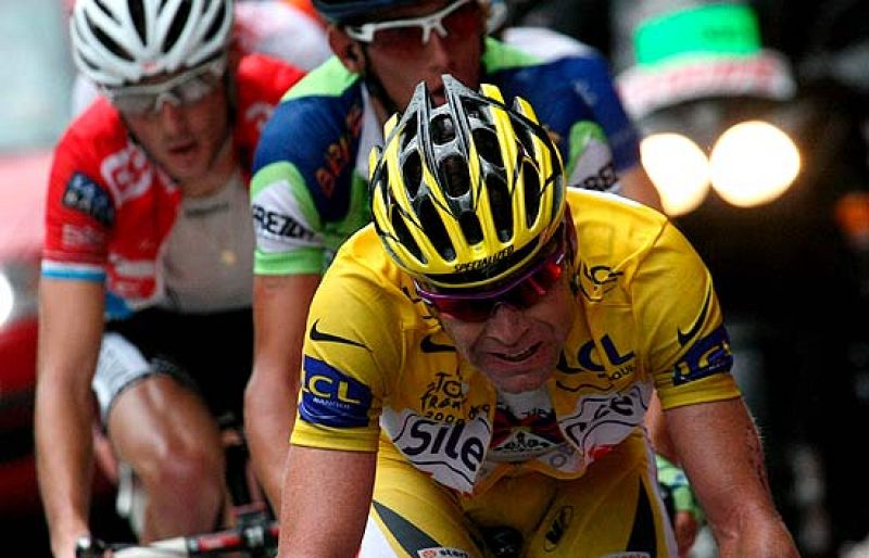  Cadel Evans, seguido del Luxemburgués Frank Schleck durante la decimoquinta etapa del Tour.