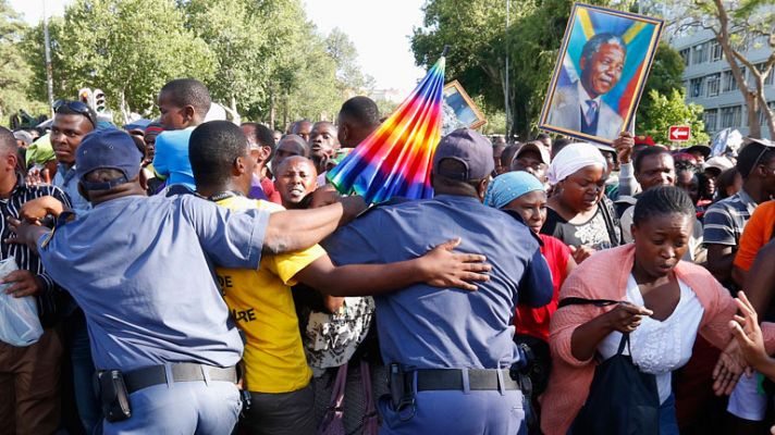 El clan de Mandela prepara el ritual del entierro de Mandela en Qunu 