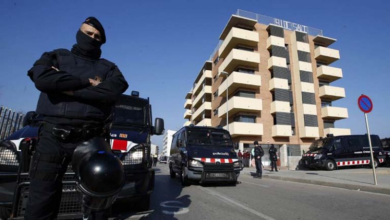 Los mossos d'esquadra desalojan por orden judicial el edificio ocupado de Salt, en Girona 