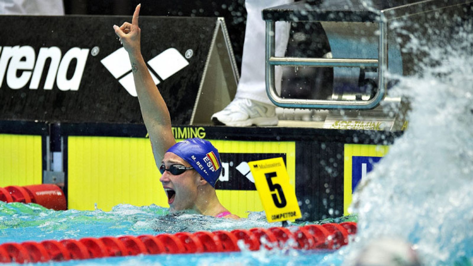 La nadadora española Mireia Belmonte se ha llevado el oro  (8:05.18) en los 800 metros libres del Campeonato Europeo de piscina corta, que se disputa en Herning, Dinamarca. La plata ha sido para la local Lotte Friis (8:08.68) y el bronce para la holandesa Sharon Rouwendaal (8:14.24).