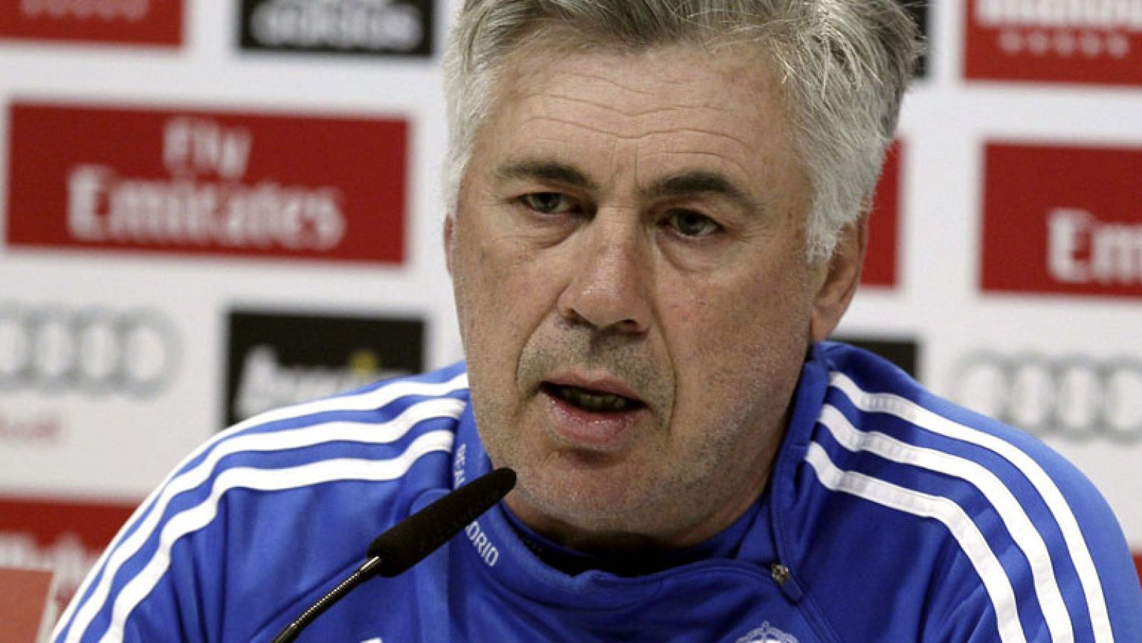 En entrenador del Real Madrid, Carlo Ancelotti, ha afirmado que Radamel Falcao pueda engrosar en invierno la lista de delantero del Real Madrid. "Es un gran jugador, pero en este momento estamos muy contentos con todos los delanteros, estamos marcando muchos goles y no creo que en este momento Falcao sea un jugador indicado para nosotros", ha expresado. 