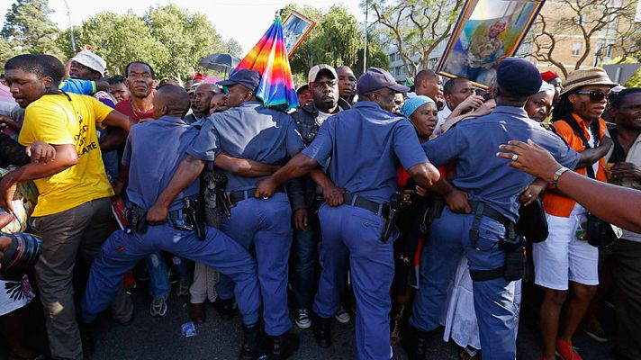 Telediario 1 - El velatorio de Mandela acaba sin que miles de personas puedan despedirle