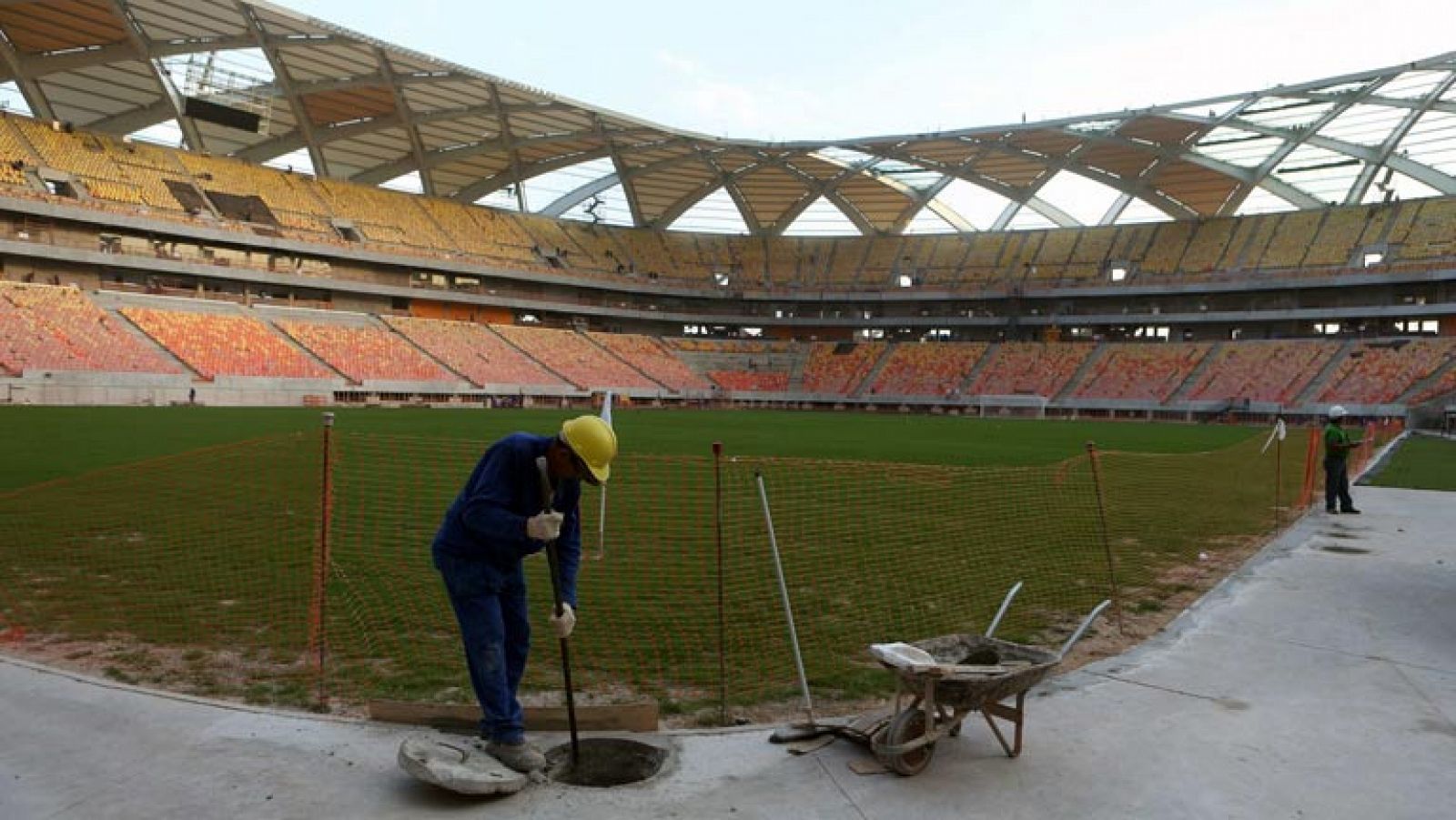 Telediario 1: Muere otro obrero en la construcción de un estadio para el Mundial de Brasil | RTVE Play