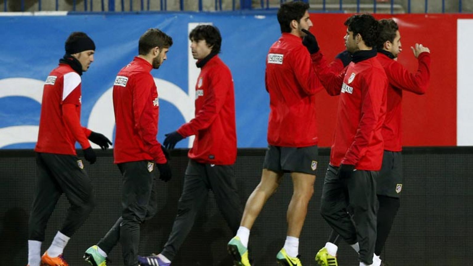 Atlético de Madrid y Valencia compiten este domingo en el Vicente Calderón, donde el conjunto local probará su fiabilidad contra las dudas de su adversario, en un partido atractivo, en el que el equipo rojiblanco recuperará su once tipo de este curso con el liderato de la clasificación a la vista.