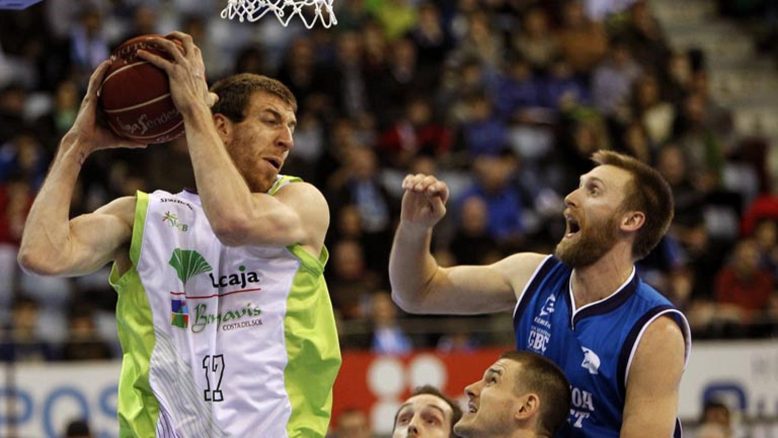 El Gipuzkoa Basket, en su partido más completo en defensa de la temporada, dio la gran sorpresa al imponerse contra pronóstico (69-61) a un Unicaja que venía de ganar al Barcelona y que puede entrar en el Top 16 europeo la próxima semana. El primer tiempo tuvo un claro nombre propio en el pívot local David Doblas, un martirio para el Unicaja ya que le entraba todo lo que intentaba y se iría al descanso con 17 puntos y 24 de valoración.
