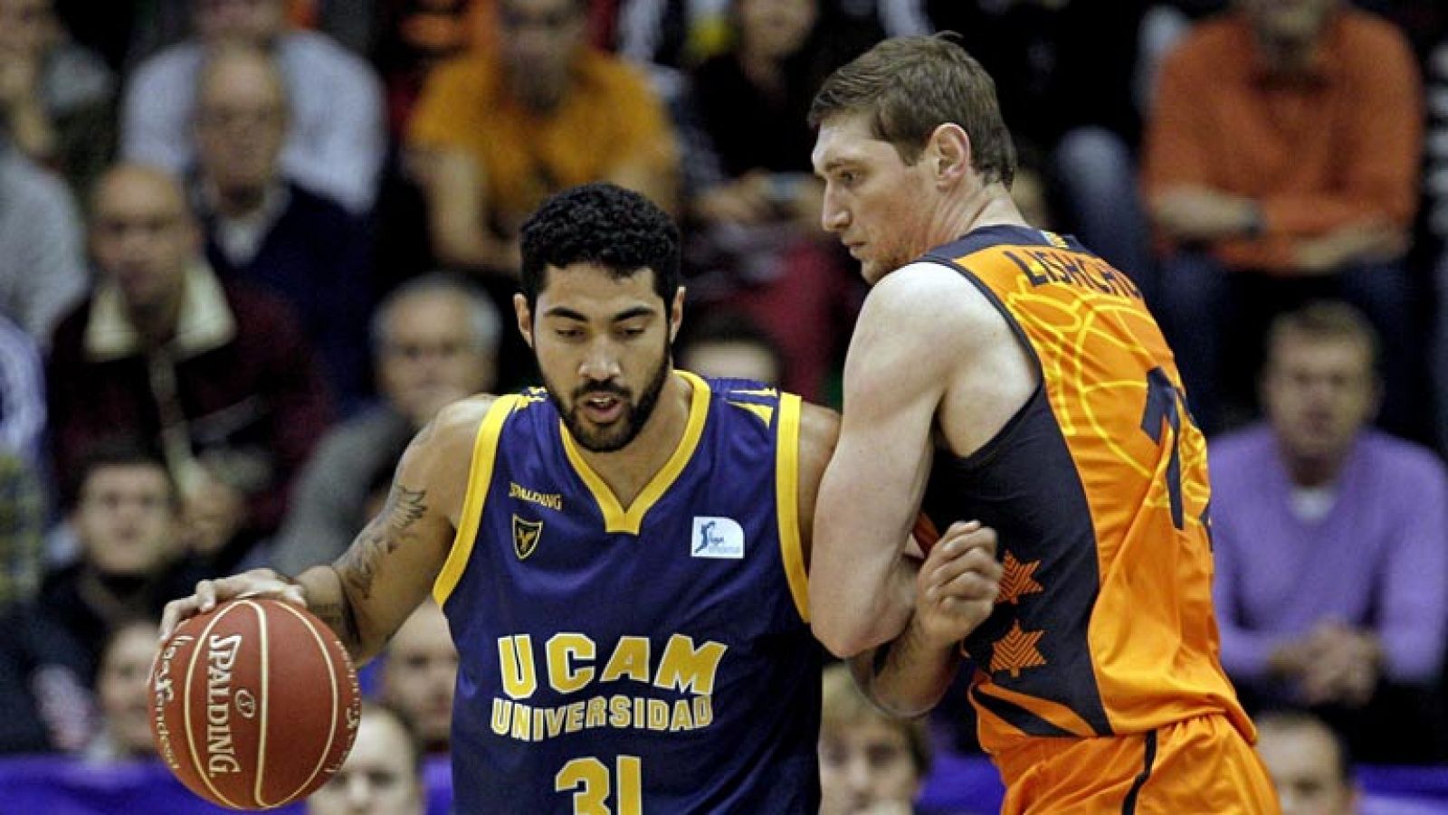 El Valencia Basket sumó su noveno triunfo seguido en la Liga Endesa e igualó su segunda mejor racha en la ACB, ante un luchador pero irregular UCAM Murcia (88-86) que tuvo en las manos de Berni Rodríguez el último tiro para haber podido culminar una remontada de 24 puntos.

El equipo murciano dominó el inicio pero pagó muy caro el pésimo final de primera parte que firmó. En un gran segundo cuarto de Pau Ribas, Serhiy Lishchuk y Bojan Dubljevic, sus mejores jugadores, el Valencia Basket logró una renta que se vio obligado a apurar al máximo al estrellarse contra la zona visitante.