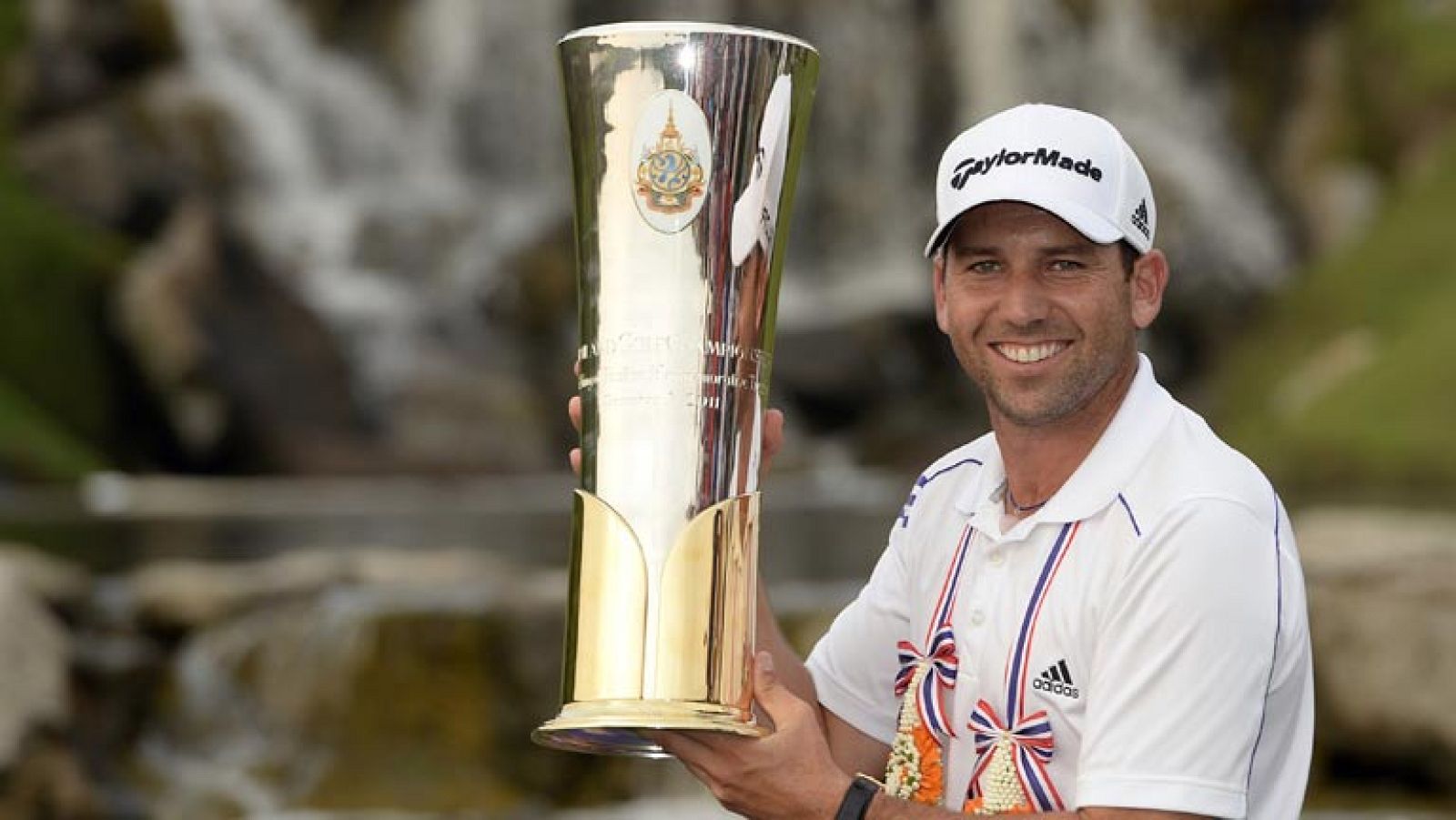 El español Sergio García despidió el año 2013 de la mejor forma posible, conquistando el título en el Campeonato de Tailandia con cuatro golpes de ventaja sobre el sueco Henrik Stenson que en ningún momento le puso las cosas difíciles en el ultimo recorrido.Seis 'birdies' y dos 'bogeys' permitieron al jugador castellonense firmar un 68 en su última tarjeta que le valió directamente su vigésima tercera victoria profesional y la primera de este año que está a punto de expirar.La experiencia de contar con su novia, la golfista 'amateur' alemana Kathy Stenson (23 años), como 'caddie' le ha salido redonda a Sergio García en el Amata Spring Country Club en Chonbury.