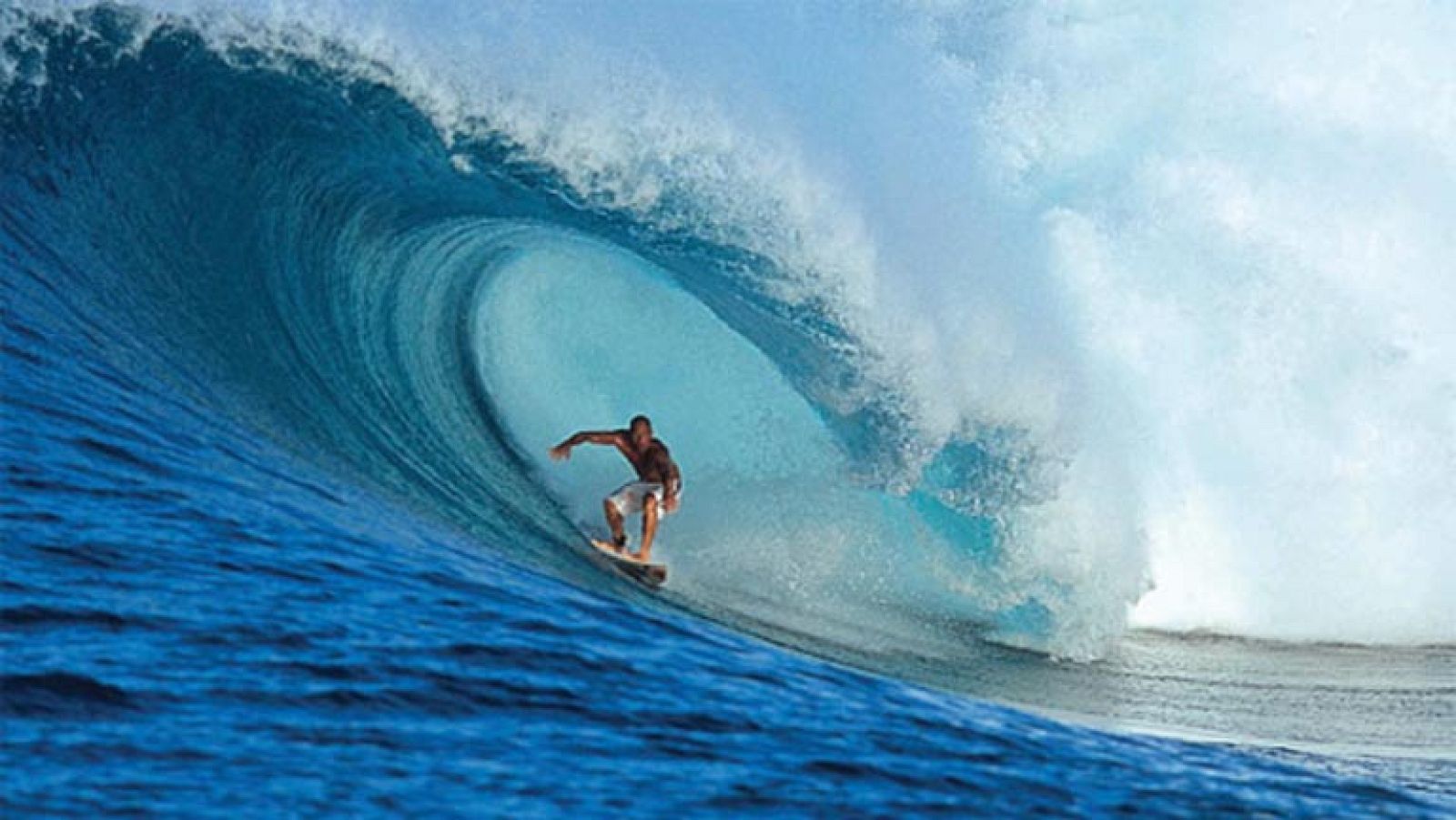 Una maravilla del once veces campeón del Mundo de Surf, Kelly Slater, quien doma olas de 3 y 4 metros en el Billabong Pipeline de Hawaii. Cuando parece que la ola le ha devorado, sale de los tubos como si tal cosa. Así es Kelly Slater, simplemente el mejor. 