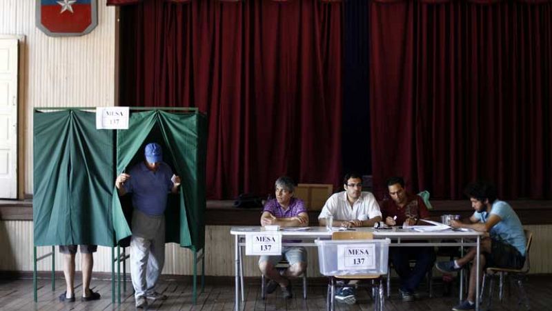 Poco para que cierren los colegios electorales en Chile