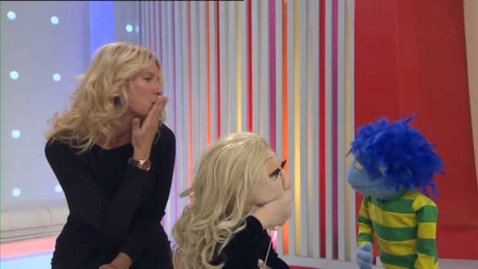 Beso de Anne Igartiburu y su Lunni - Besos por Navidad | Ver