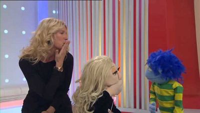 Beso de Anne Igartiburu y su Lunni