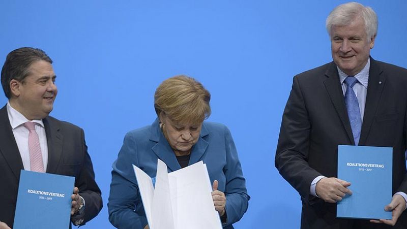 Los líderes de los partidos de la Gran Coalición alemana firman el pacto de gobierno