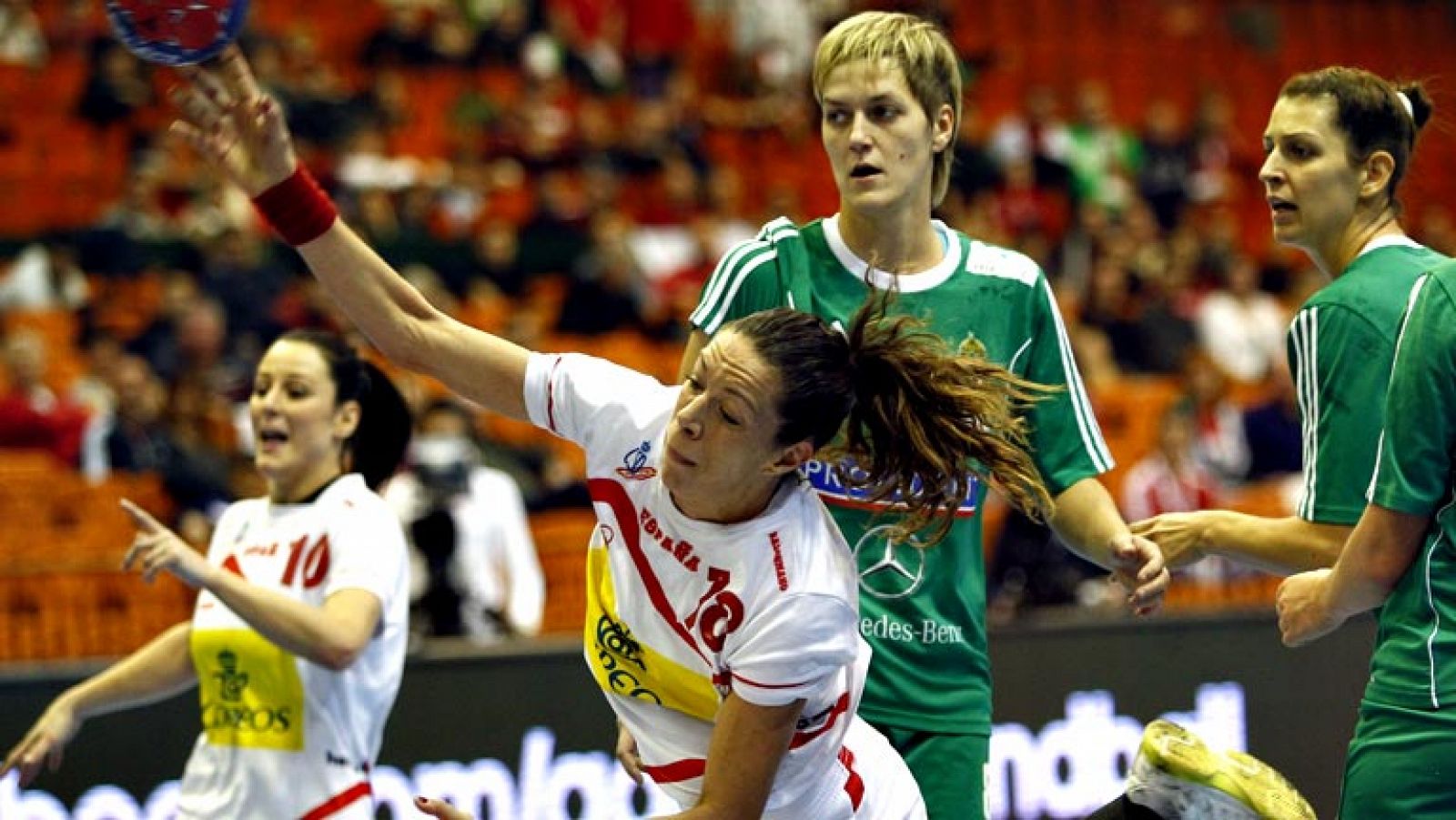 La selección española femenina de balonmano ha quedado eliminada  este lunes del Mundial de balonmano que se está disputando en Serbia,  tras ser derrotada por Hungría (28-21) en su duelo de octavos de  final después de un partido en el que conjunto