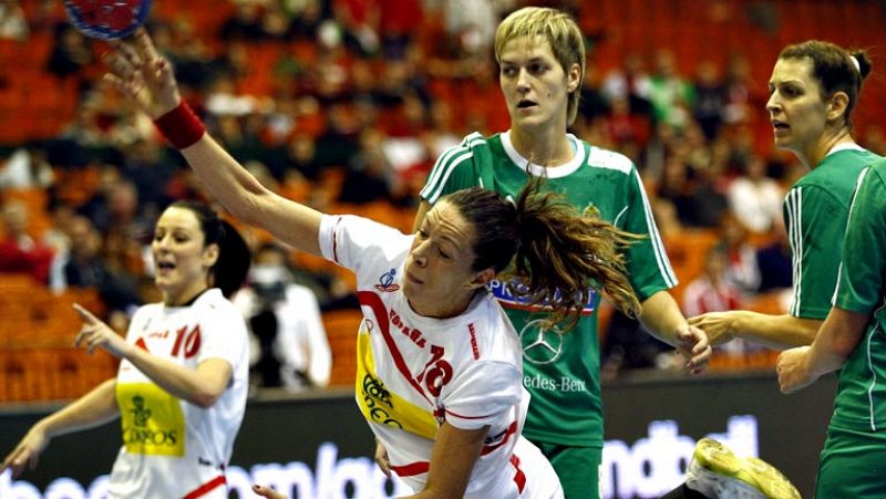 La selección española femenina de balonmano ha quedado eliminada  este lunes del Mundial de balonmano que se está disputando en Serbia,  tras ser derrotada por Hungría (28-21) en su duelo de octavos de  final después de un partido en el que conjunto 