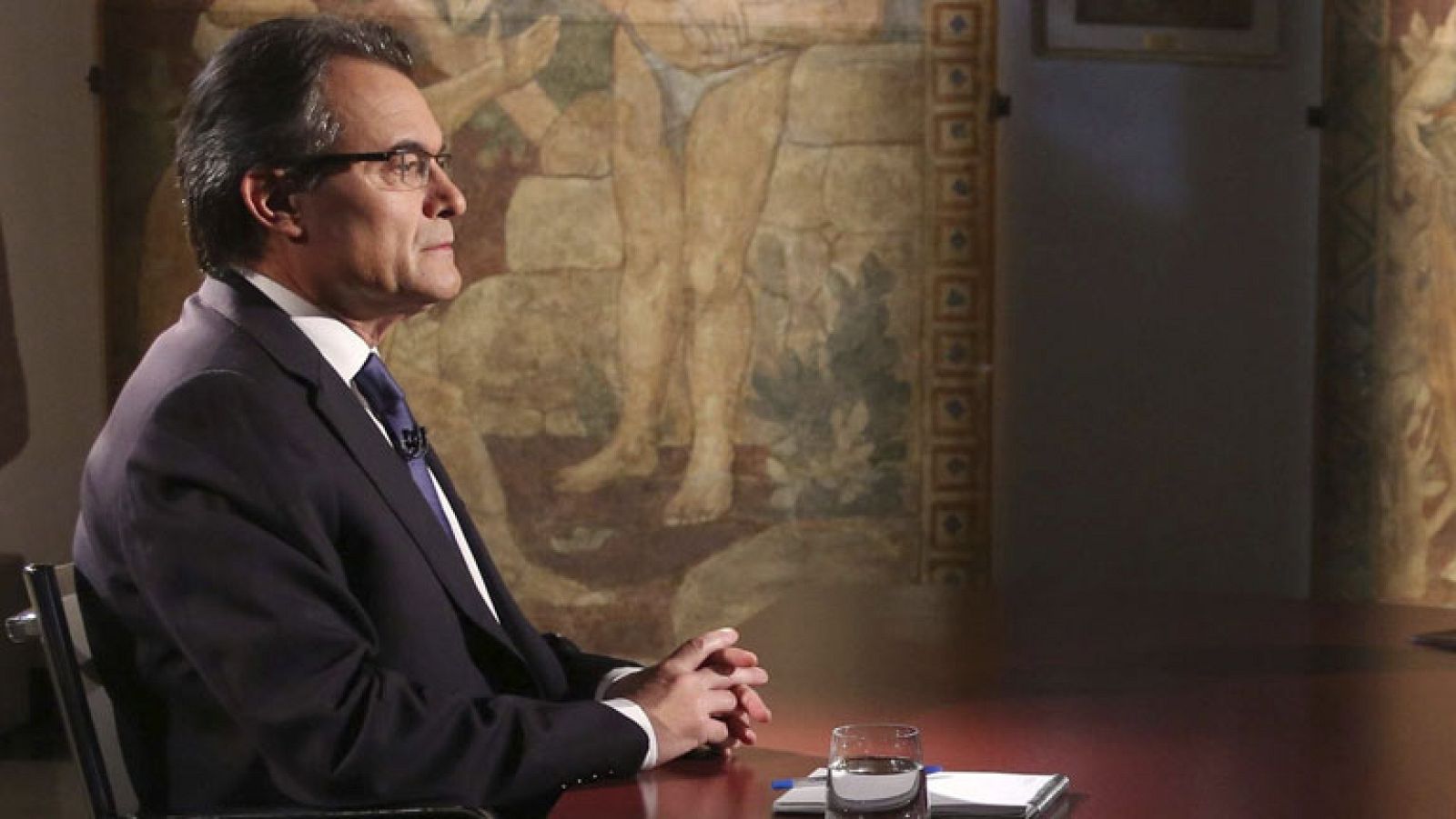 El presidente catalán, Artur Mas, ha revelado que está dipuesto a renegociar la pregunta de la consulta soberanista en Cataluña y que ésta sea solo una y sobre la independencia. Ha dicho, además, que tiene previsto dirigirse en los "próximos días" a Mariano Rajoy para pedirle una cita con el fin de convencerle de que "se pueda votar" en esa consulta. En una entrevista con TV3, ha avisado que la consulta no se podrá evitar. "No la podréis evitar", ha dicho dirigiéndose al Estado, que ya ha dicho que no la autorizará.  Ha señalado que hará "no un último intento, sino un intento reiterado" de negociar con el Gobierno la posibilidad de que Cataluña pueda votar en una consulta de autodeterminación y, al igual que sucedió entre Escocia y el Reino Unido, está abierto a renegociar la pregunta.