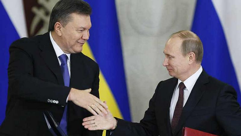  Moscú ha dado un sólido apoyo económico al gobierno de Ucrania, con el compromiso de invertir 15.000 millones de dólares en títulos de deuda de ese país y la rebaja de un tercio en el precio del gas. 