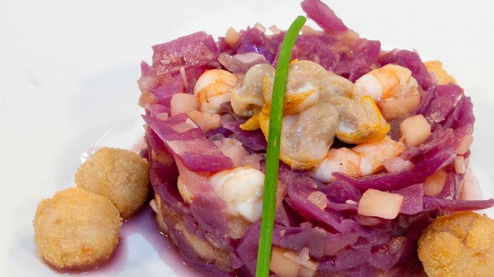 Lombarda con marisco y frutos secos