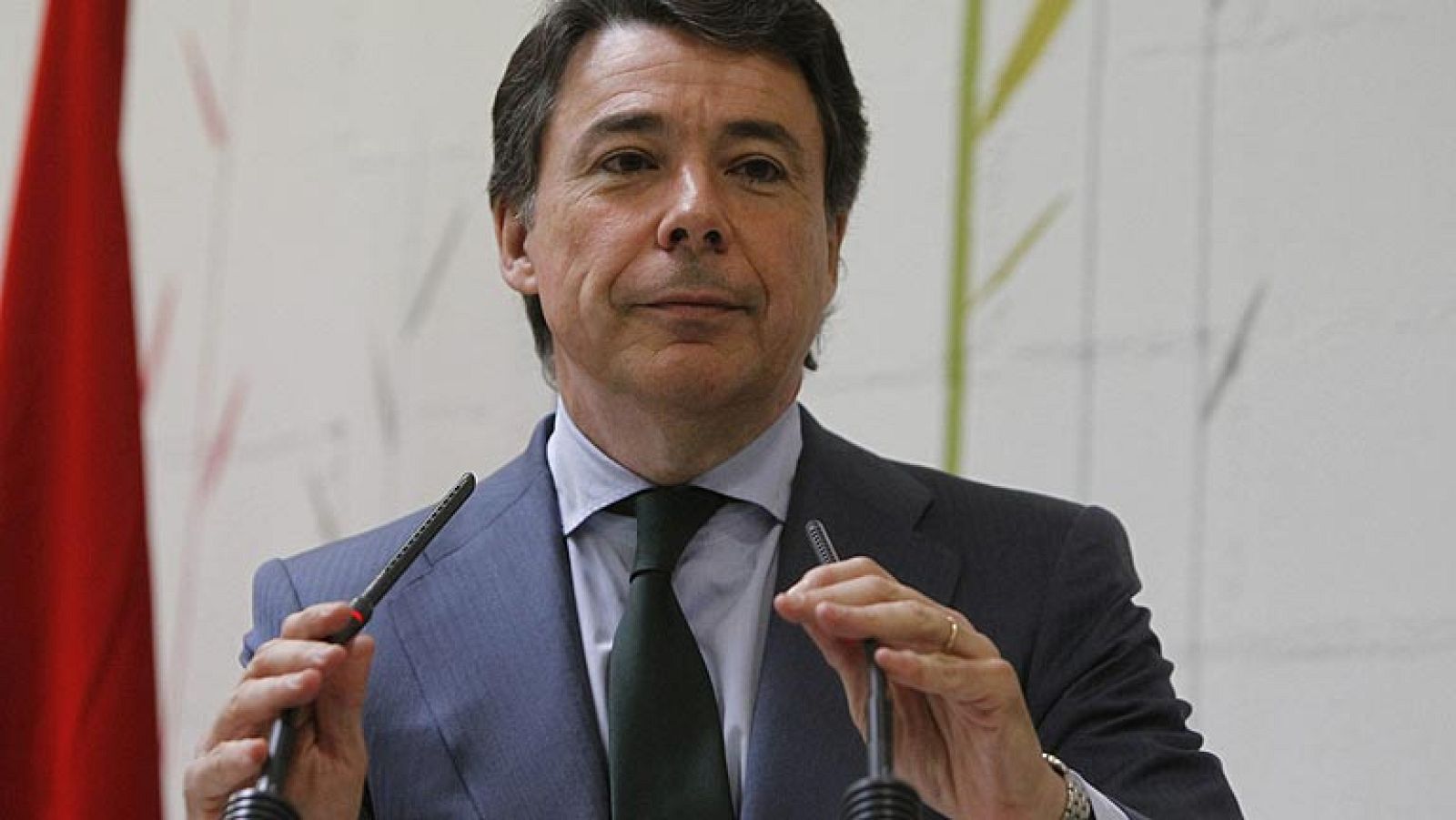 La Fiscalía Anticorrupción tiene previsto recurrir antes de que termine esta semana por mal fundamentado el auto del Juzgado de Primera Instancia e Instrucción número 5 de Estepona (Málaga) que imputa a Lourdes Cavero, esposa del presidente de la Comunidad de Madrid, Ignacio González, por presuntos delitos de blanqueo de  capitales y contra la Hacienda Pública que se le atribuyen en una denuncia relacionada con la compra del ático que ambos poseen en una  urbanización de lujo de la citada localidad.