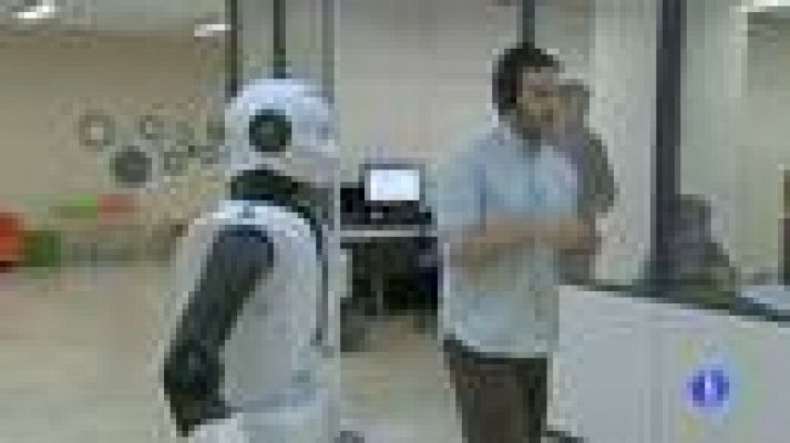 Telediario 1 - El robot catalán que anda y sube escaleras