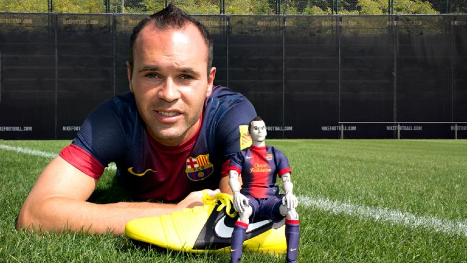 El manchego Andrés Iniesta ha renovado su contrato por el FC Barcelona hasta el 2018, con la opción de ampliarlo al 2020 según los partidos que juegue, ha avanzado este mediodía el presidente del club, Sandro Rosell. En el almuerzo navideño tradicion