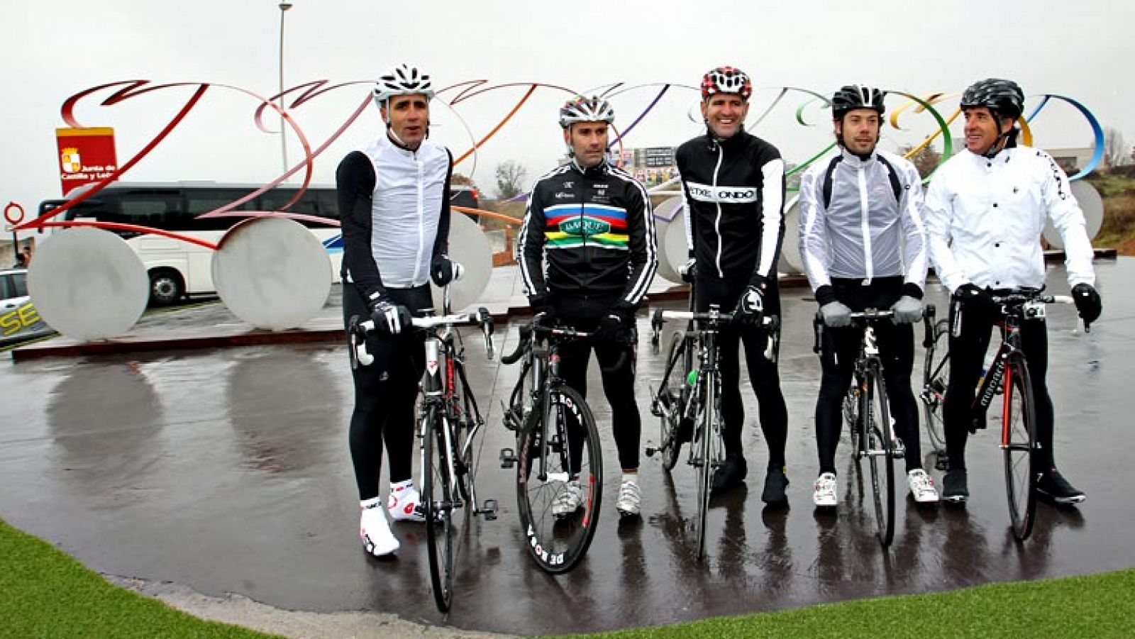 Los exciclistas Miguel Indurain, Pedro Delgado, Oscar Freire, Abraham Olano e Igor Astarloa han estrenado este miércoles en la  localidad leonesa de Ponferrada el circuito en el que se disputará el  próximo Campeonato del Mundo, entre los días 21 y 2