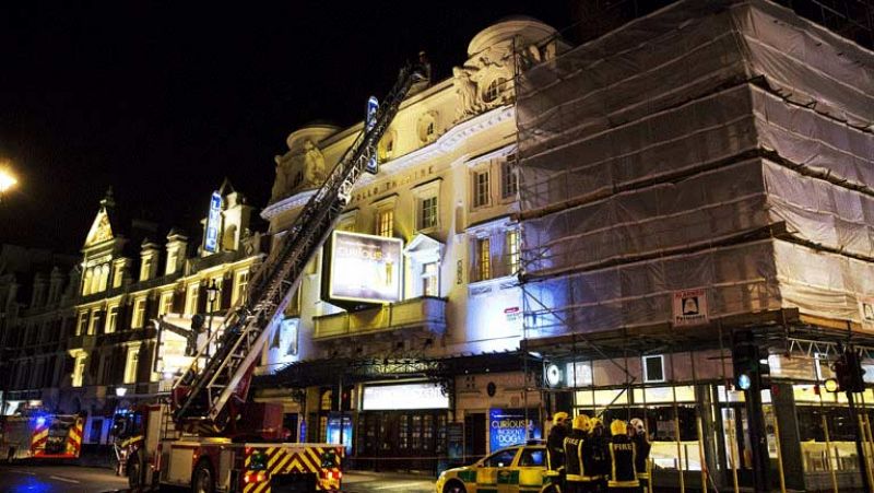 El derrumbe de parte del techo del teatro Apollo de Londres causa cerca de 100 heridos